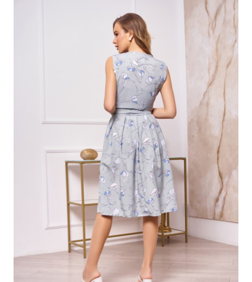 Оливковое платье-халат без рукавов с цветочным принтом