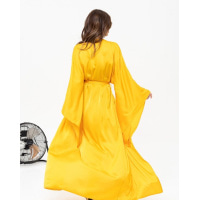 Горчичное шелковое длинное платье-халат на запах