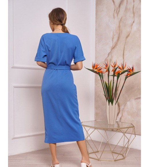 Блакитна однотонна сукня з розрізом та короткими рукавами