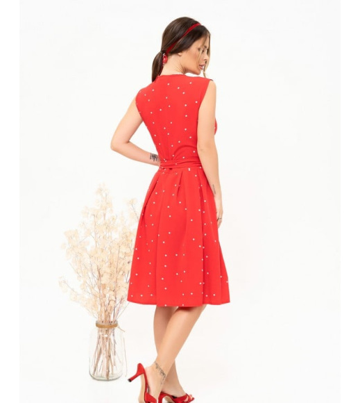 Красное в горошек платье-халат без рукавов