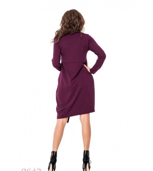 Фиолетовое свободное платье до колен с имитацией запаха