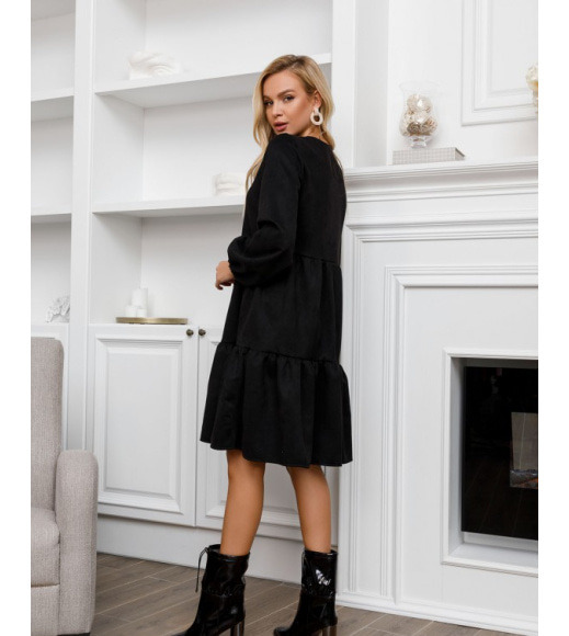 Черное свободное замшевое платье с воланами