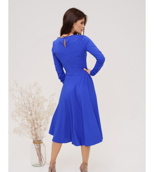 Синее приталенное платье классического кроя