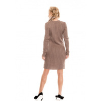 Коричневое вязаное платье по колено с металлической планкой на груди