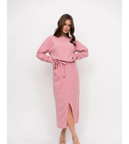 Рожеве плаття з кишенями і геометричним кроєм