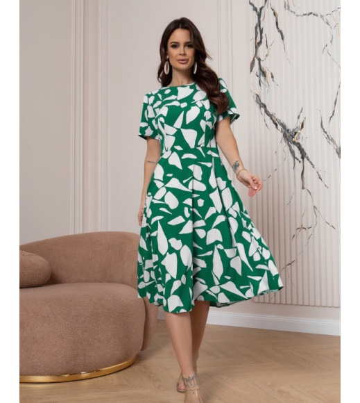 Зелено-белое приталенное платье с короткими рукавами