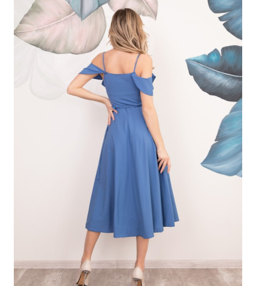 Голубое платье на запах с воланами