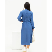 Темно-голубое платье-рубашка с накладным карманом