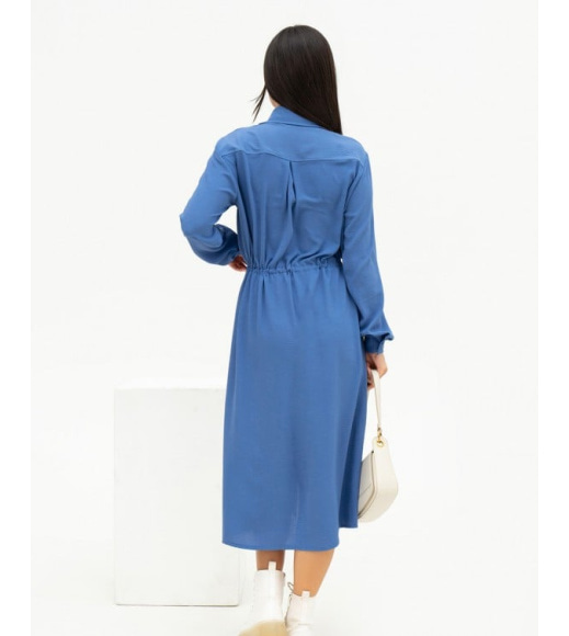 Темно-голубое платье-рубашка с накладным карманом