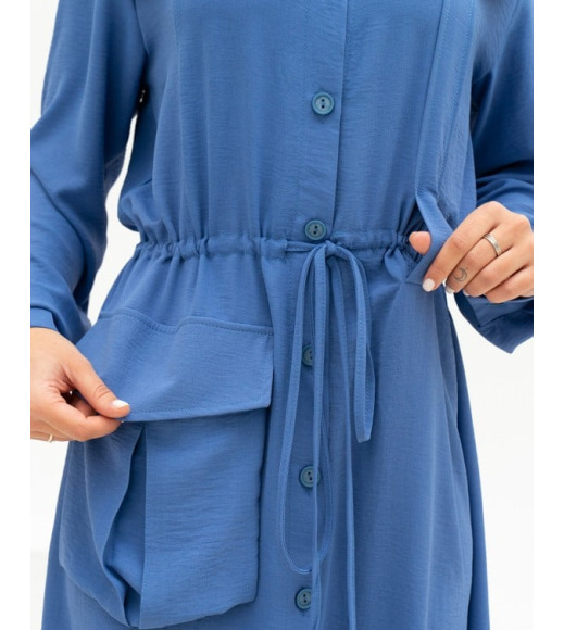 Темно-блакитна сукня-сорочка з накладною кишенею