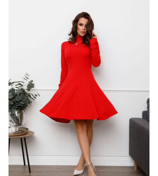 Красное трикотажное платье с клиньями