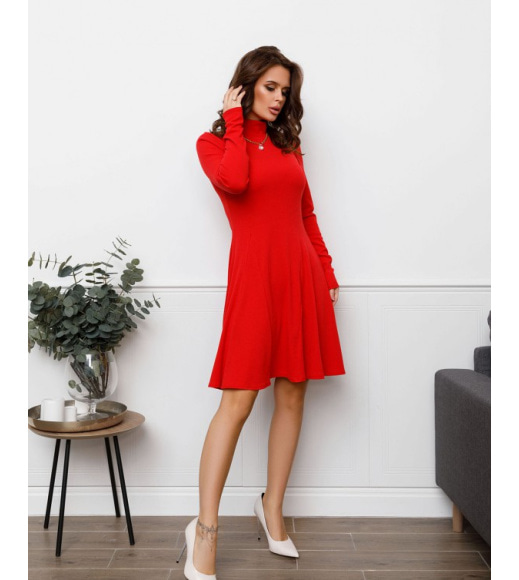 Красное трикотажное платье с клиньями