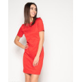 Красное платье-футляр с короткими рукавами
