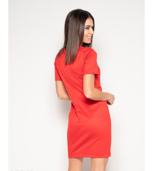 Красное платье-футляр с короткими рукавами