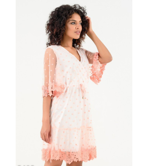 Розовое платье с полупрозрачным в горошек верхним слоем