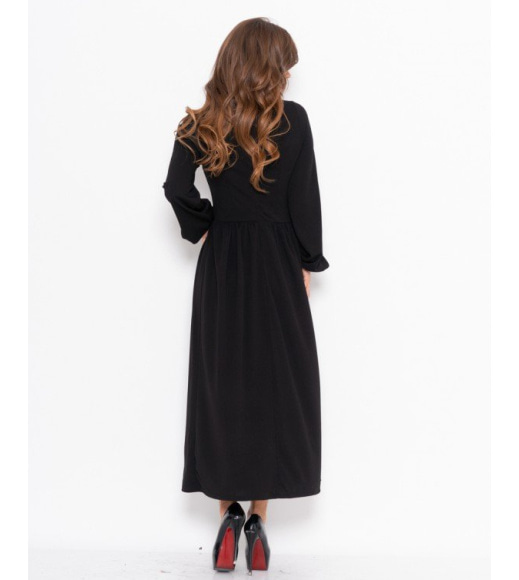 Черное приталенное платье с углубленной горловиной