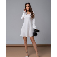 Белое короткое платье с расклешенными рукавами