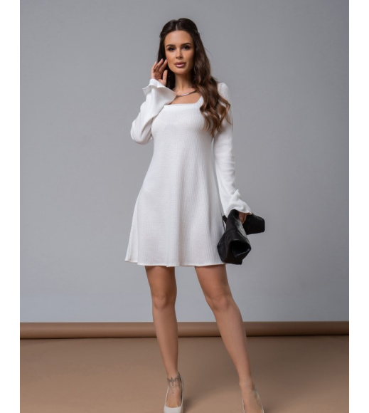 Белое короткое платье с расклешенными рукавами