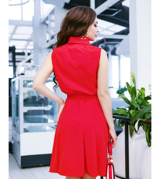 Красное платье в горошек с воротником
