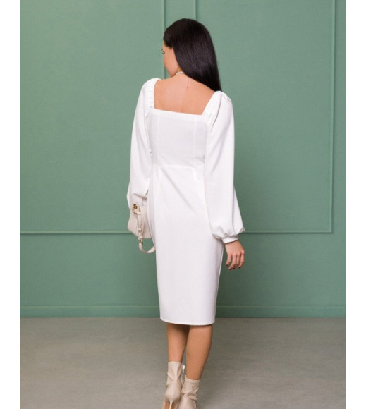 Біле плаття-футляр на ґудзиках