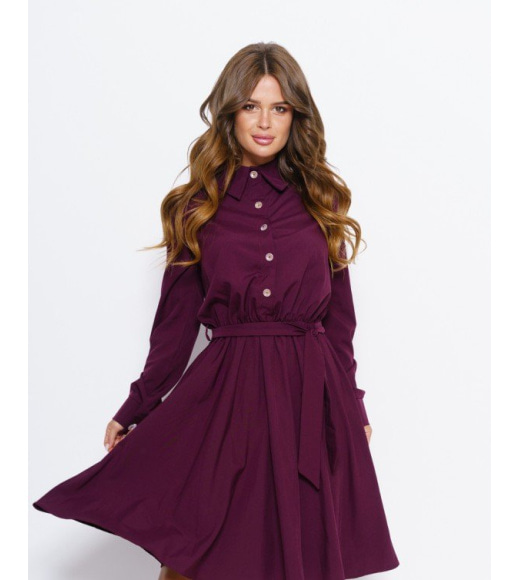 Бордовое приталенное платье с рубашечным кроем
