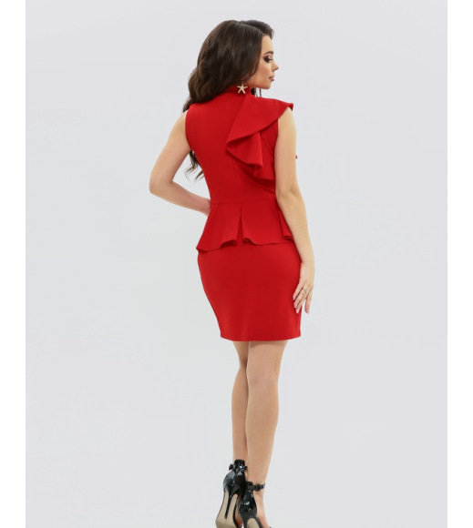 Красное платье-футляр с баской и воланами