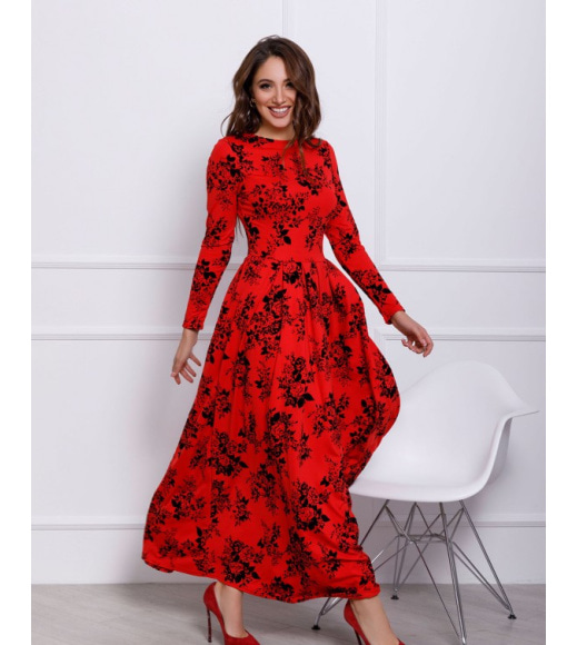 Красное длинное платье с фактурным принтом