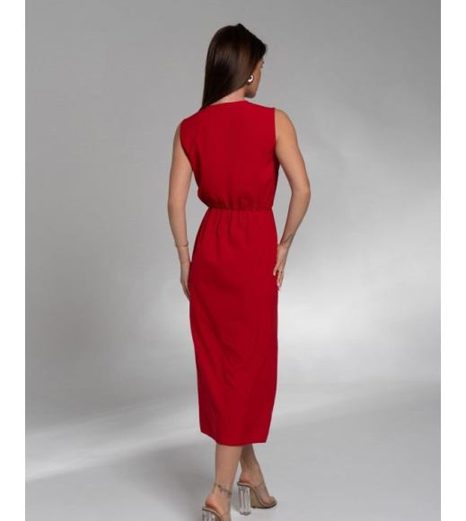 Красное платье без рукавов кроя на запах