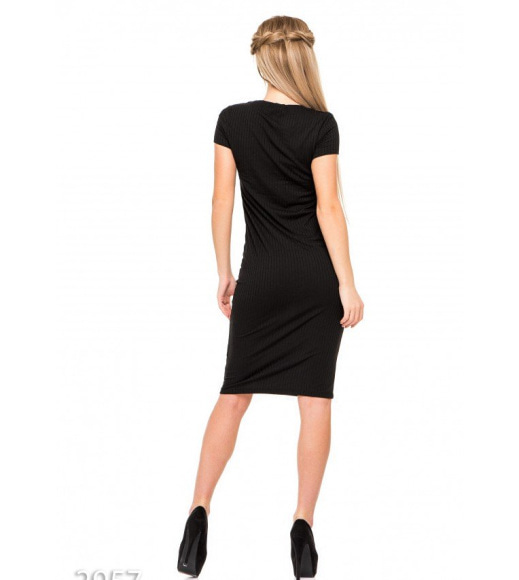 Черное платье в трикотажный рубчик с крупной аппликацией А и пайетками