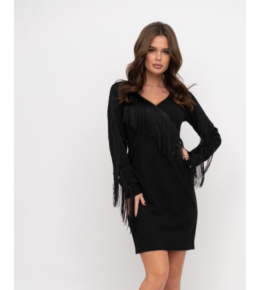 Черное платье-футляр с бахромой