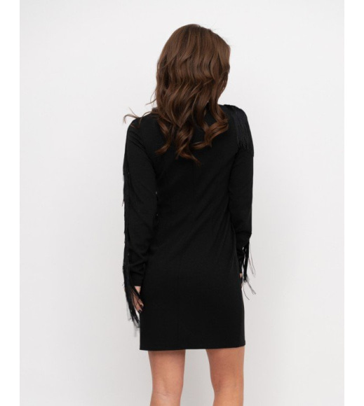Черное платье-футляр с бахромой