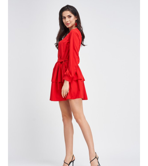 Приталенное красное платье с нижними воланами