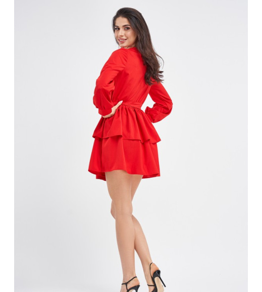 Приталенное красное платье с нижними воланами
