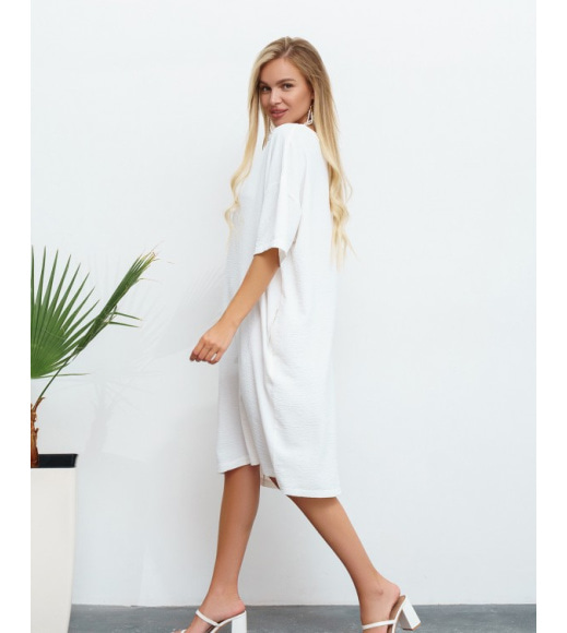 Белое свободное платье с V-образной горловиной