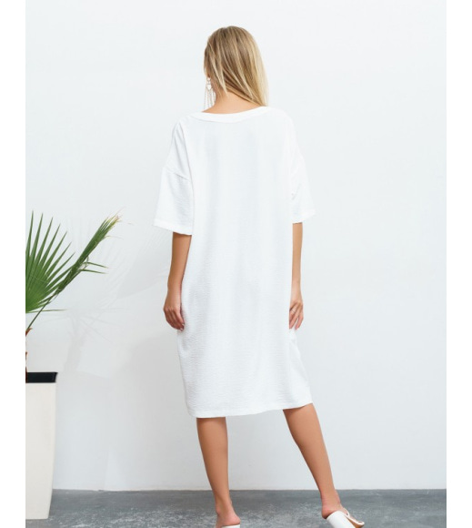 Белое свободное платье с V-образной горловиной