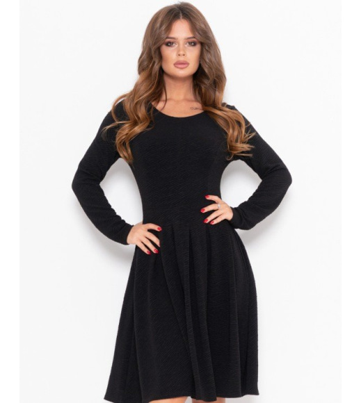 Черное фактурное платье с длинными рукавами