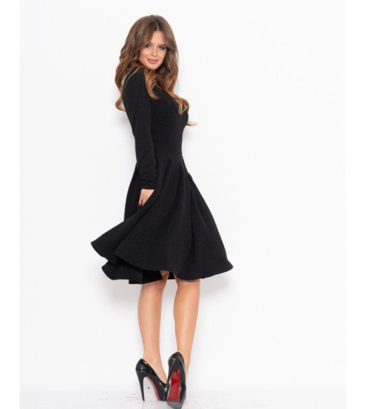 Черное фактурное платье с длинными рукавами