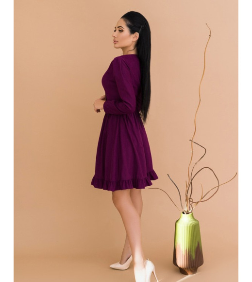 Фиолетовое вельветовое платье с фигурным декольте