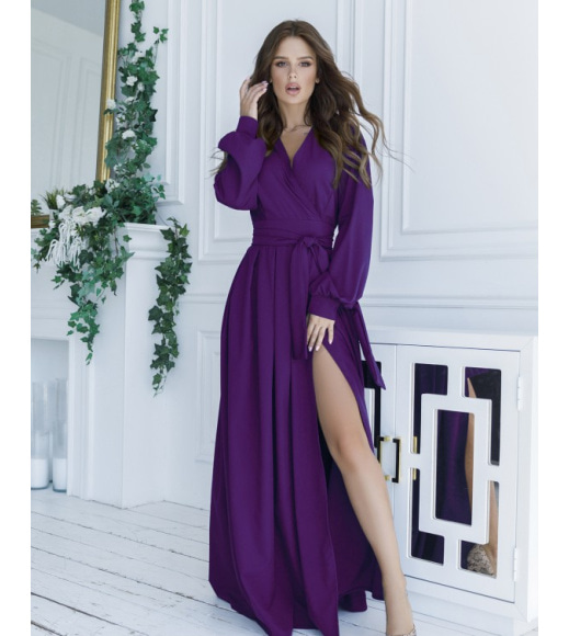 Фиолетовое длинное платье кроя на запах