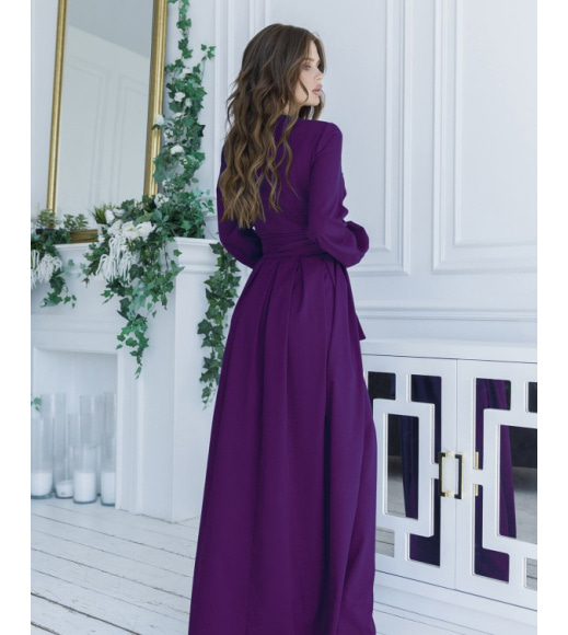 Фиолетовое длинное платье кроя на запах
