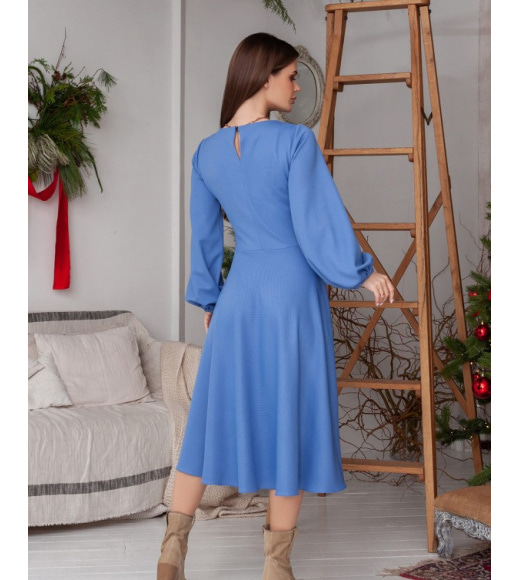 Голубое приталенное платье с рукавами-фонариками