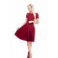 Фактурное трикотажное платье бордового цвета с коротким рукавом