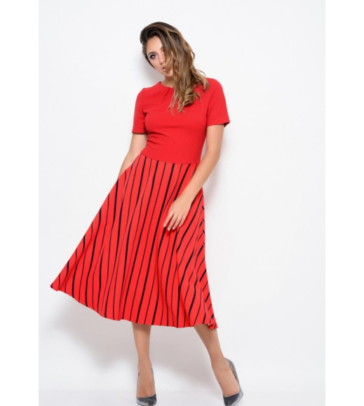Червона сукня з короткими рукавами і з смугастої розкльошеною спідницею