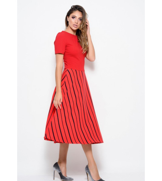 Червона сукня з короткими рукавами і з смугастої розкльошеною спідницею