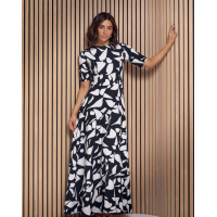 Черно-белое длинное платье с принтом