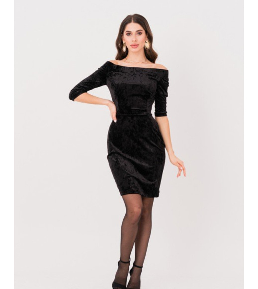 Велюровое черное платье-футляр с открытыми плечами