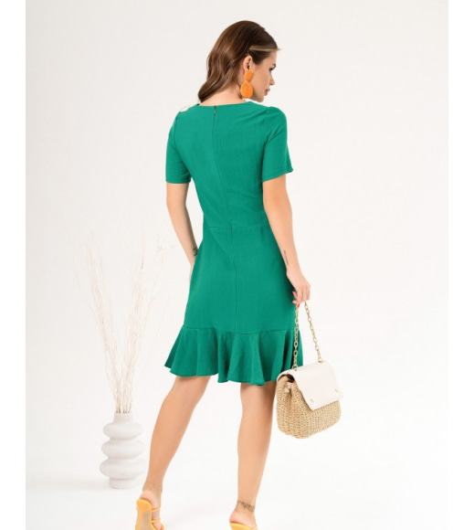 Зеленое льняное платье с нижним воланом