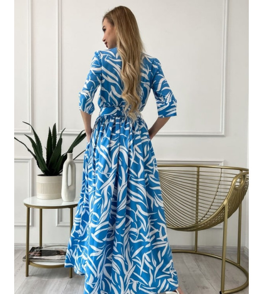 Голубое длинное платье с разрезом