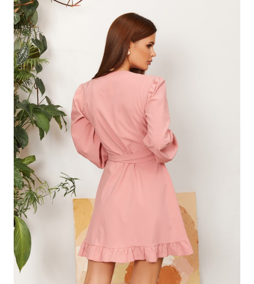 Розовое платье на запах с воланом