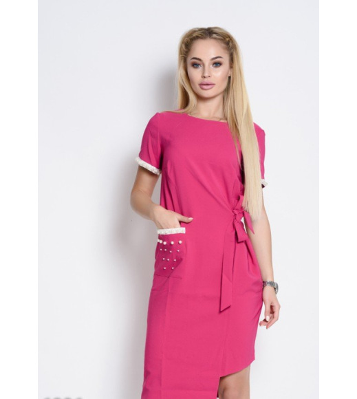Розовое асимметричное платье с бусинами, карманом и завязкой сбоку